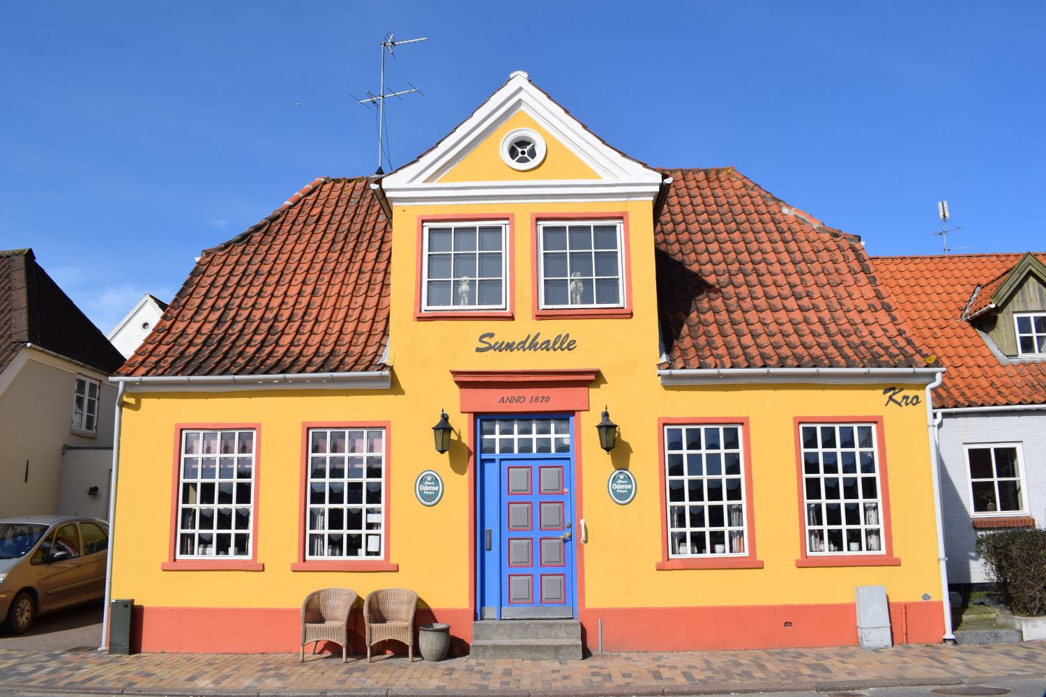 Huset's facade på en solrig dag